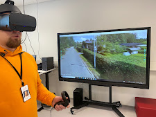Henkilö on pelaamassa VR-laseilla virtuaalisia oppimisympäristöjä.