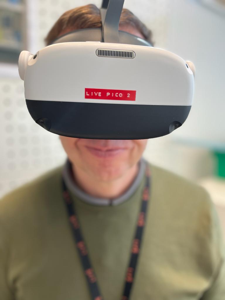 Henkilöllä VR-lasit päässä.