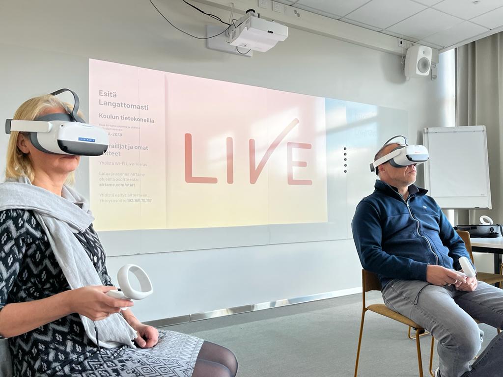 Risto ja Kirsi tutustuivat Liven VR-ympäristöihin. Molemmat pitivät päässään Pico VR-silmikkoja.