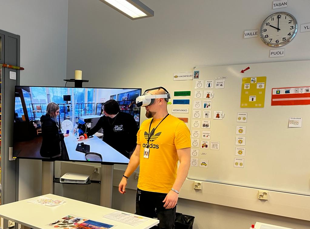 Digiosaaja Erno opettaa VR-lasien käyttämistä.