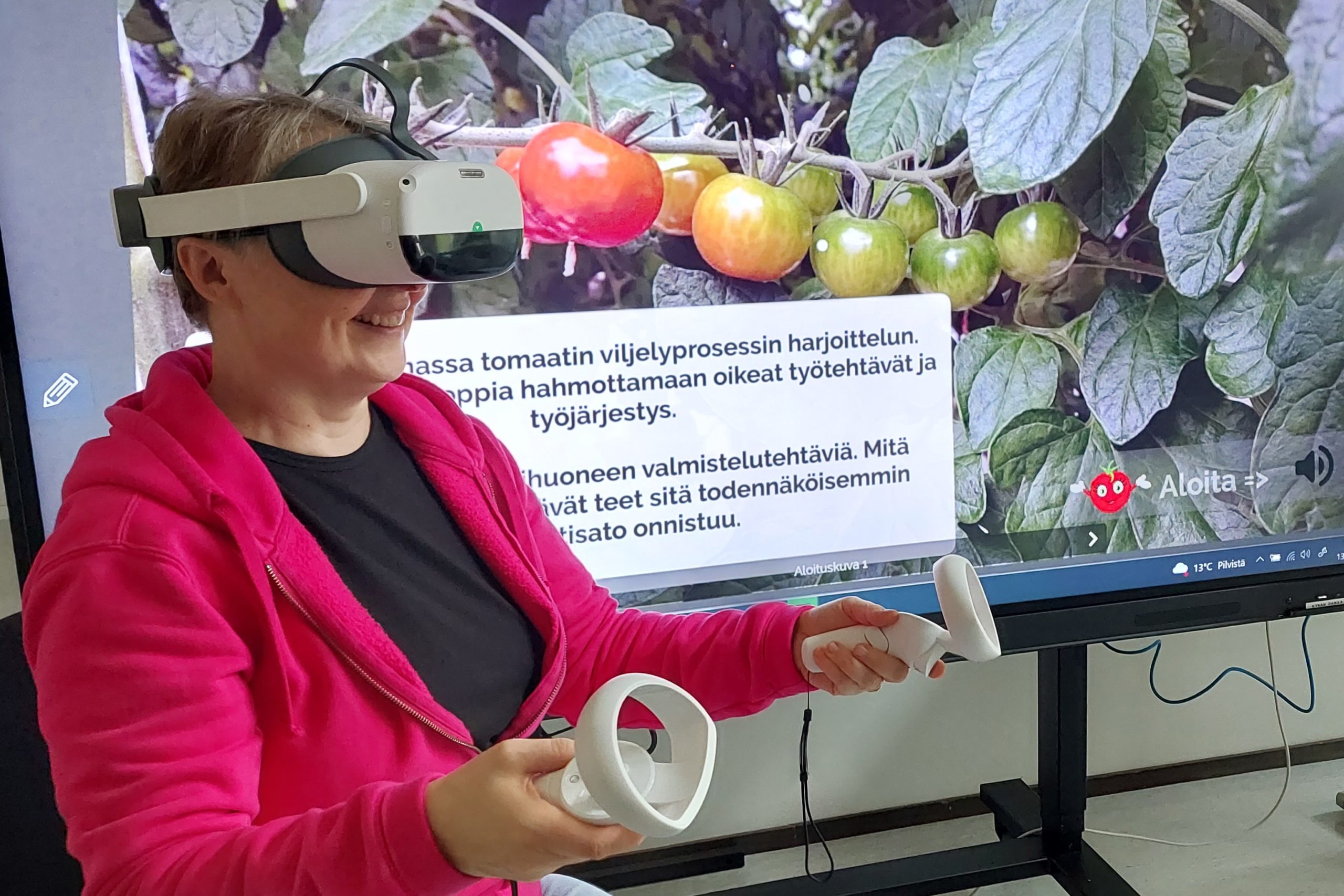 Henkilö testaamassa virtuaalista oppimisympäristöä VR-laseilla ja ohjaimilla.