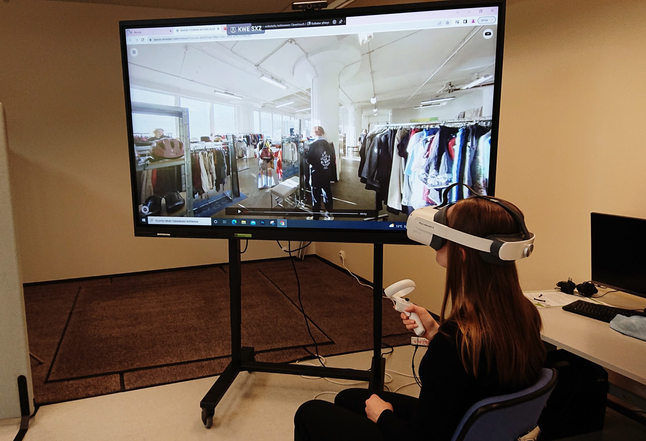 Opiskelija testaamassa Liven VR-materiaalia. Opiskelijalla on päässään VR-silmikot.