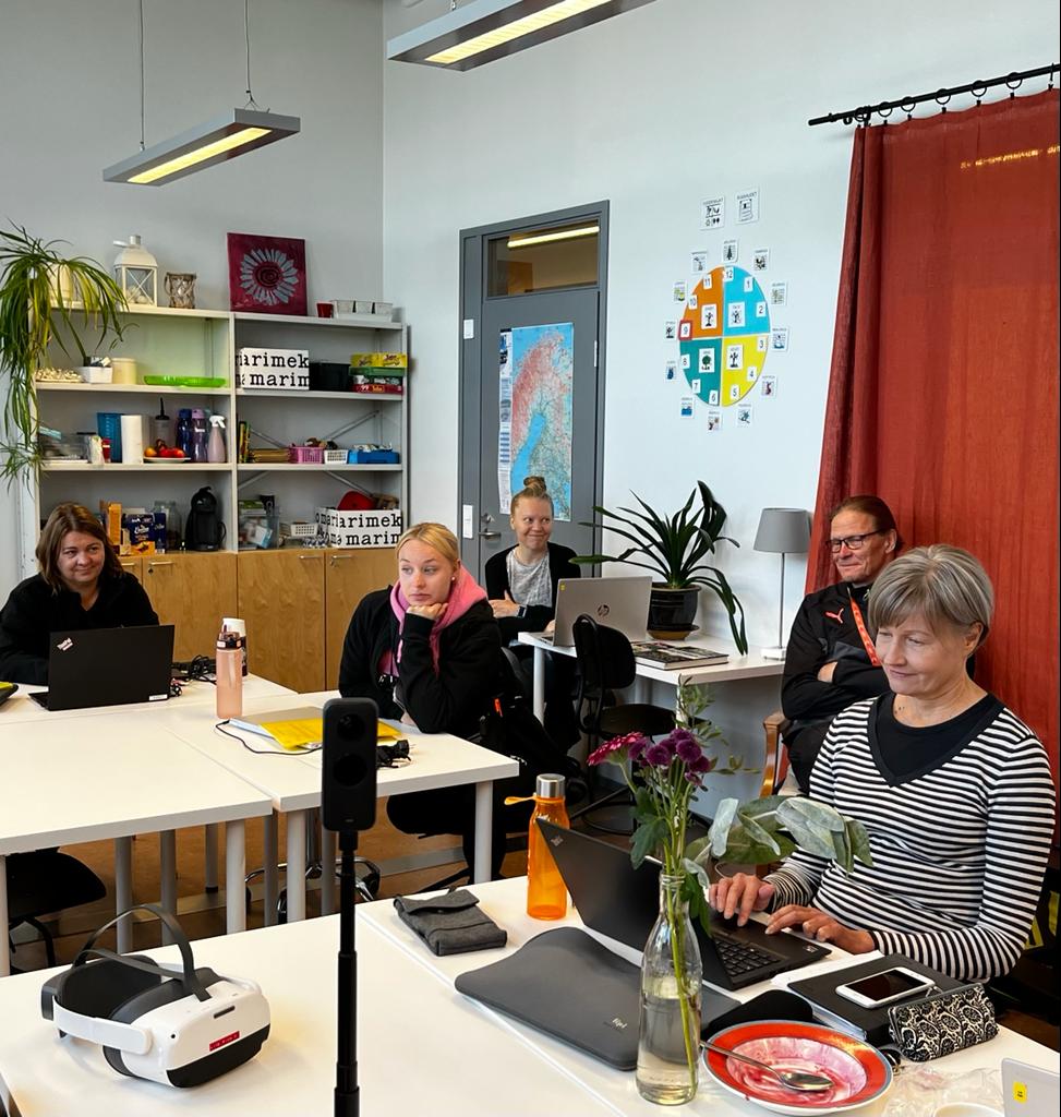 Itäkeskuksen Telma opettajat ja ohjaajat tutustuvat VR-ympäristöihin yhdessä.