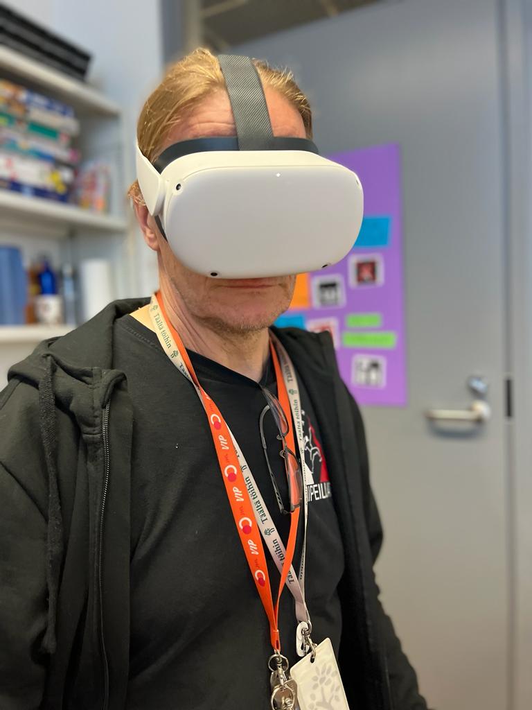Telma ohjaaja Rauno testaa VR-ympäristöä. 