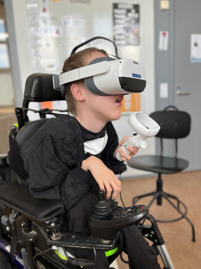 Telma opiskelija Alex testasi VR-silmikkoa. 