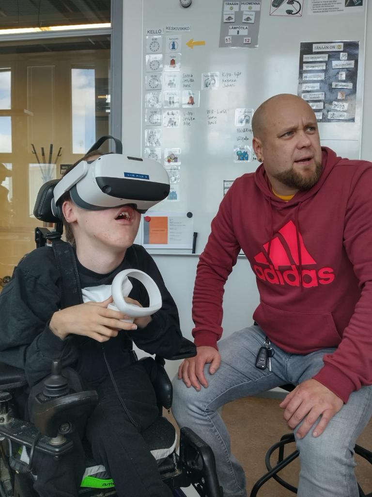 Digipedagogi ja Telma opiskelija tutkivat yhdessä VR-materiaalia.