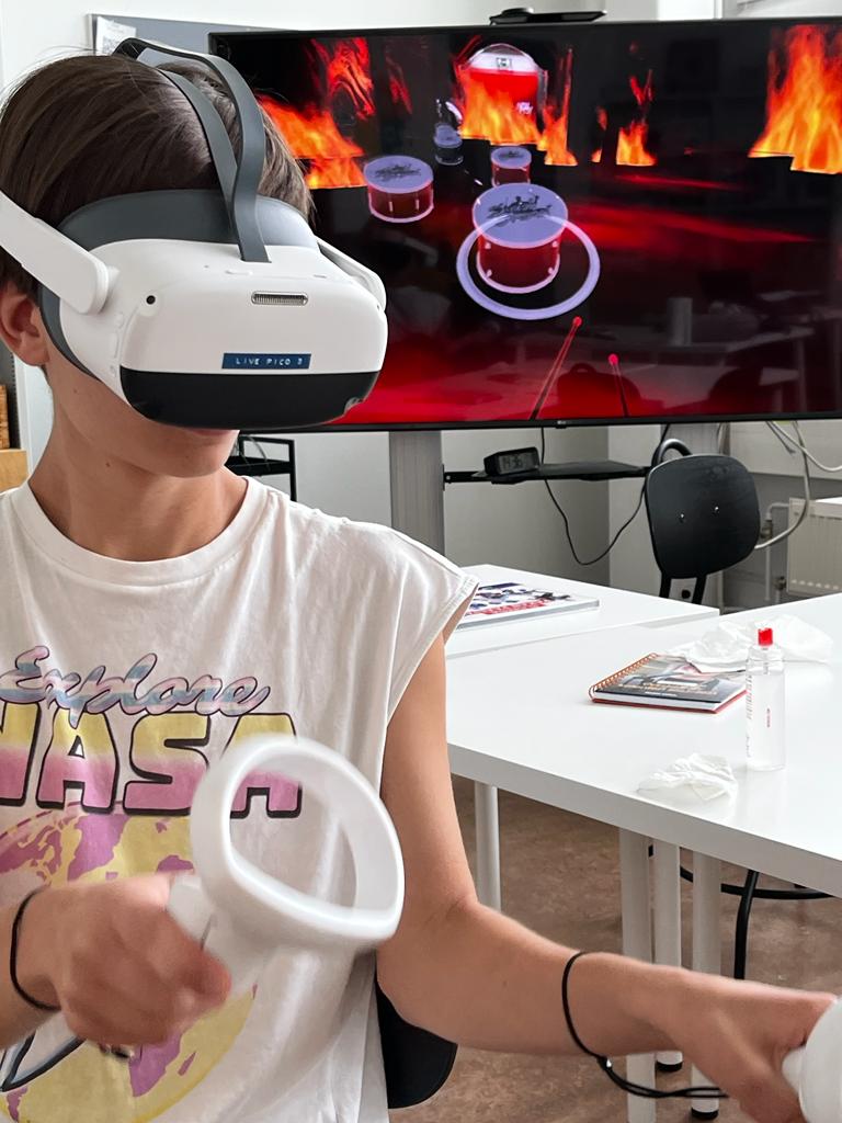 Telma opiskelija testaa VR-materiaalia.