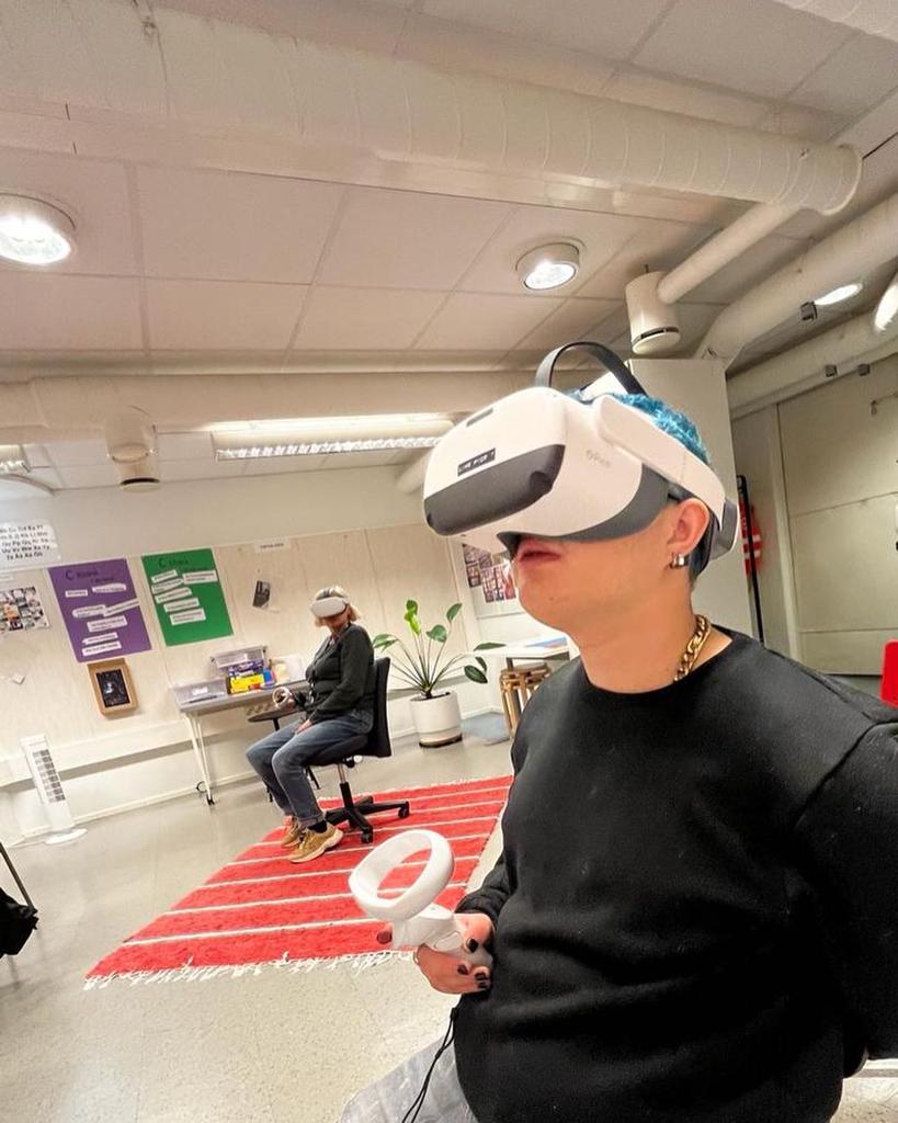 TELMA ohjaaja ja opiskelija kokeilevat yhtä aikaa VR-silmikkoja.