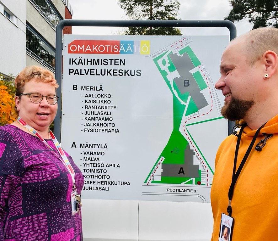 Digipedagogi Erno ja Omakotisäätiön henkilöstöpäällikkö Riikka Ahola pääsisäänkäynnin edessä syyskuussa 2022.