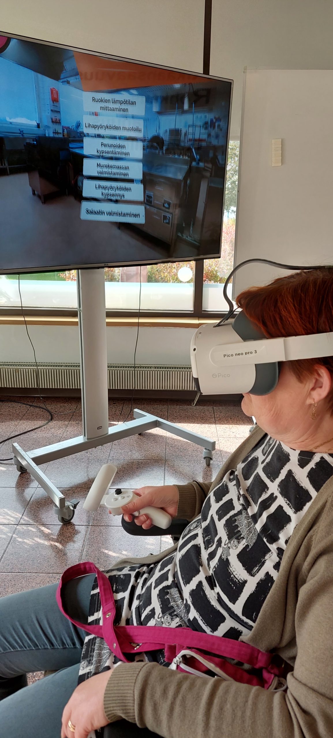 Henkilöllä on VR-lasit päässä.