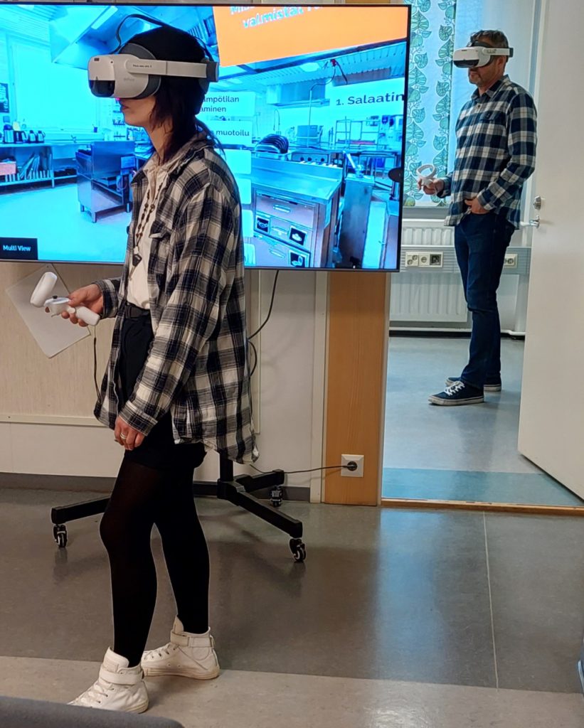 Henkilöillä on VR-lasit päässä.