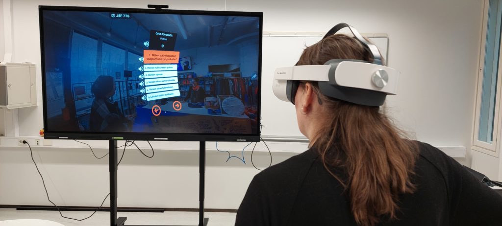 Henkilöllä on VR-lasit päässä.