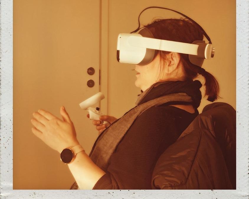 Liven NEPSY-valmentaja kokeilemassa VR-laseja