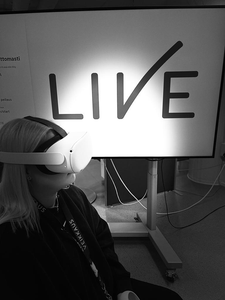 TELMA ohjaaja kokeilee VR-silmikkoja.