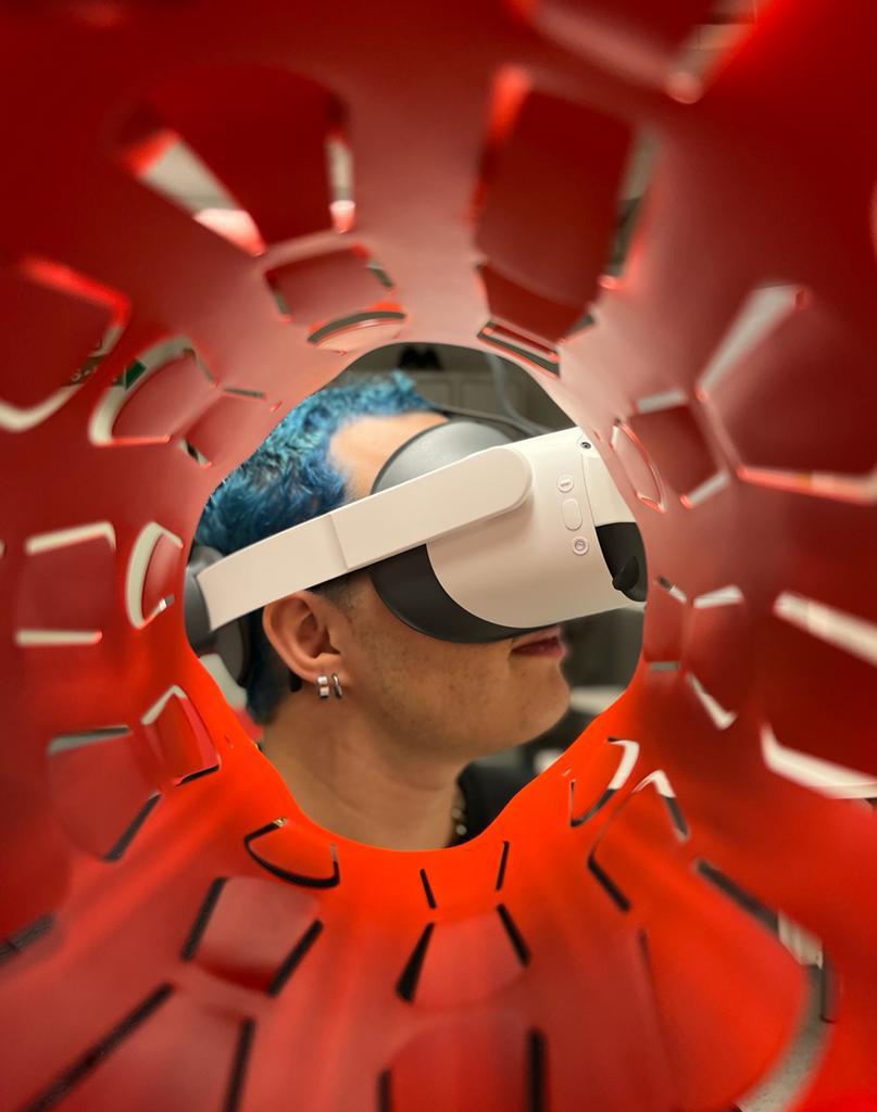 TELMA opiskelija kokeilee VR-silmikkoja.