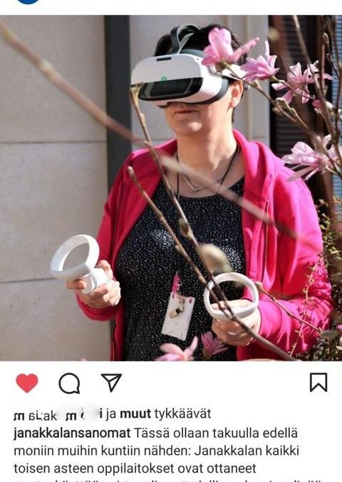 Janakkalan Sanomien Instagram-tililtä kuva, jossa henkilö pitää VR-laseja päässään ulkona.