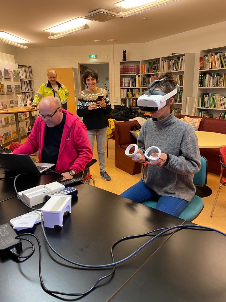 Henkilö kokeilee VR-laseja ja toinen henkilö opastaa.