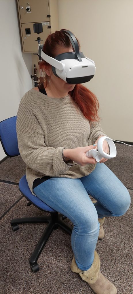 Henkilö istuu tuolilla VR-lasit päässä.