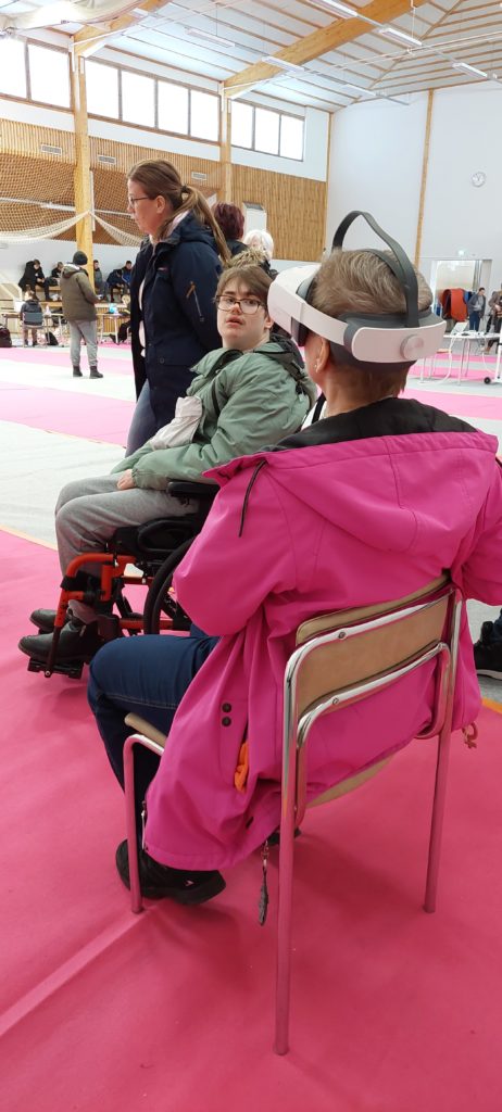 Henkilöitä tutustumassa osastolla. Yhdellä on VR-lasit päässä.