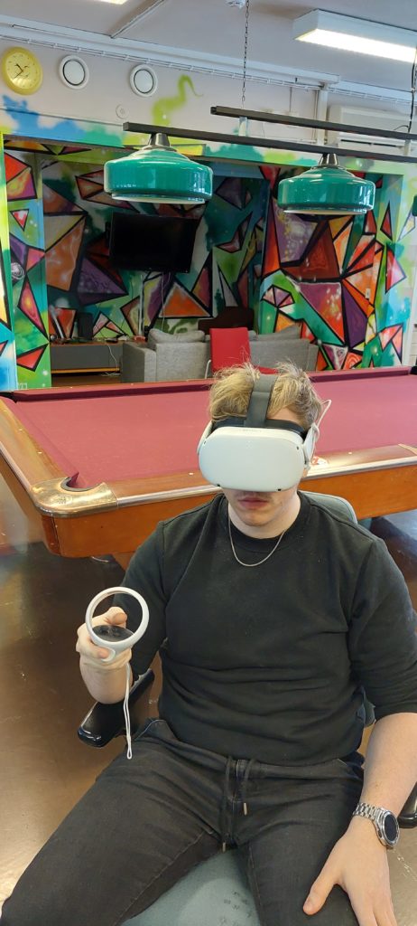 Henkilöllä on VR-lasit päässään.