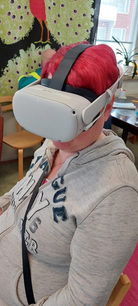 Henkilöllä on VR-lasit päässään.