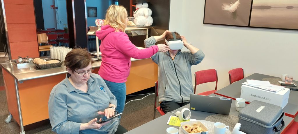 Henkilöt testaavat VR-laseja.