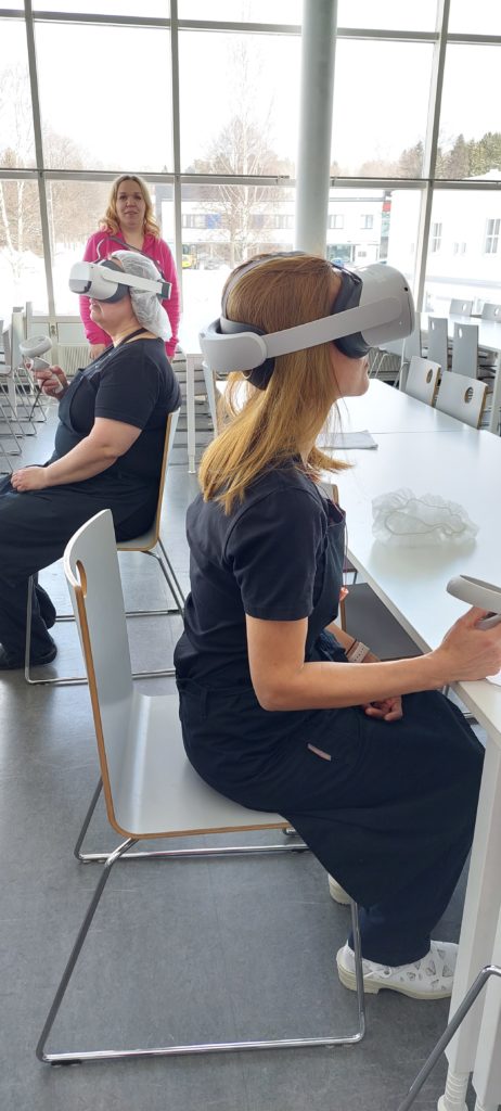 Henkilöt testaavat VR-laseja. 