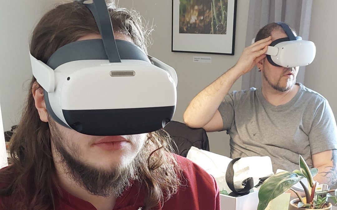 Kaksi henkilöä katselee VR-laseilla.