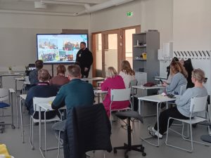 Kiipulan työntekijät seuraavat Kiip It -osuuskunnan Mikko Kurkisen esitystä pedagogisesta osuuskunnasta.